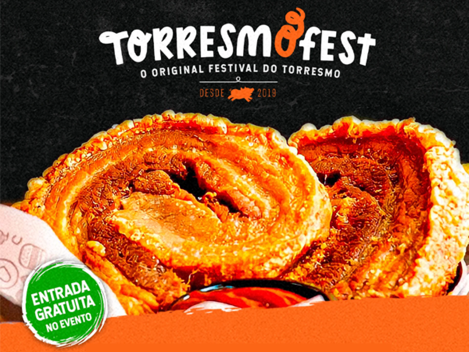 Imagem com dois torresmos dourados e crocantes em destaque, com o logo "Torresmofest" acima e um selo verde escrito "Entrada gratuita no evento".