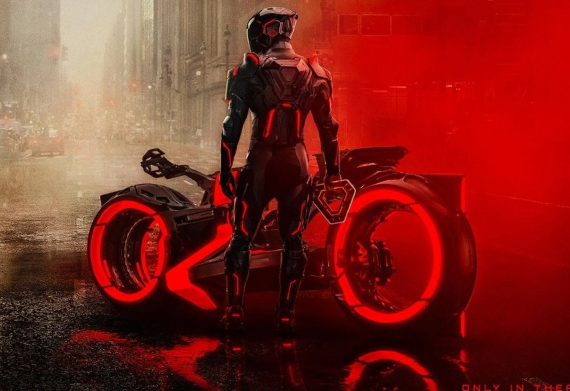 Homem com roupa preta e detalhes em vermelho ao lado de uma motocicleta futurista com rodas iluminadas olha para uma cidade. Homem com roupa preta e detalhes em vermelho ao lado de uma motocicleta futurista com rodas iluminadas olha para uma cidade.